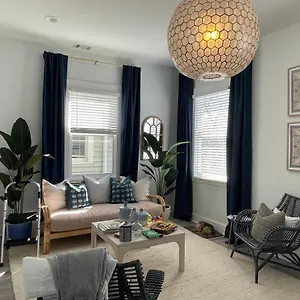 new-stylish-1900s-renovated-duplex-apartment-building.top-hotels-in-savannah.com/