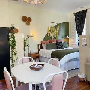 1885-vintage-parlor-loft-heart-of-historic-sav.top-hotels-in-savannah.com/